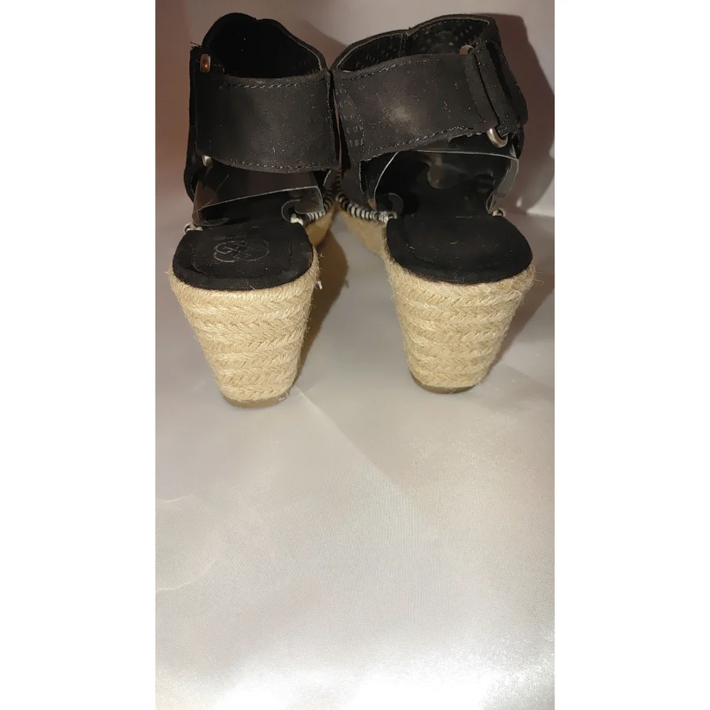 Daisy Fuentes Rory Peep Toe. Wedge Size 10M